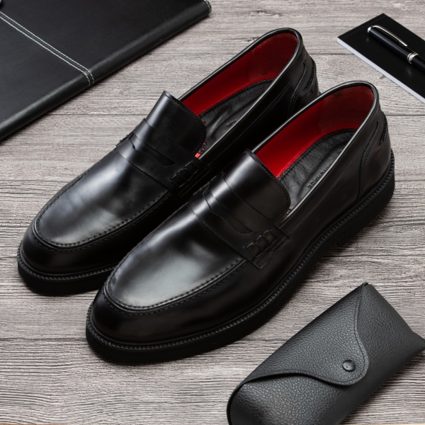 Elegant black Italian leather loafers by Minotti Uomo