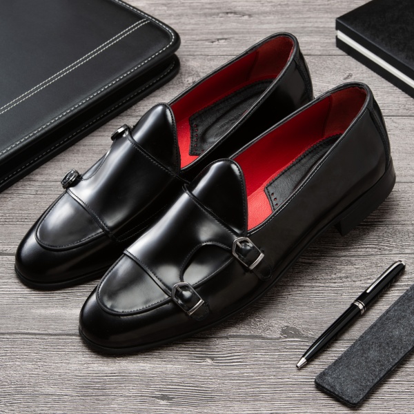 Classic black Italian leather buckle shoes by Minotti Uomo