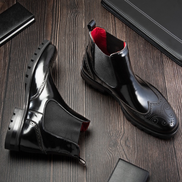 Chic black Italian leather boots with elastic panels and brogue detailing by Minotti Uomo